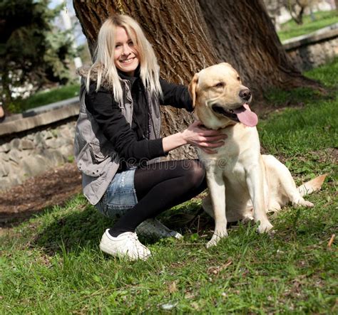 Hund und Frau im Park Stock Photo 